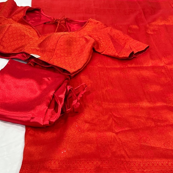 Kanjivaram Red Silk Saree with Stitched Blouse - Picture 4 of 5